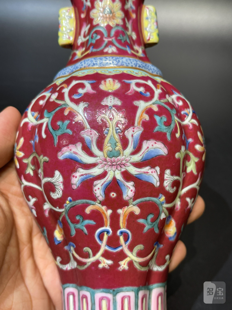 清乾隆 胭脂红地洋彩花卉纹壁瓶 - 图8